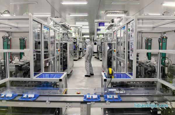 工人在福建寧德時代新能源科技股份有限公司電芯自動化生產(chǎn)車間工作。