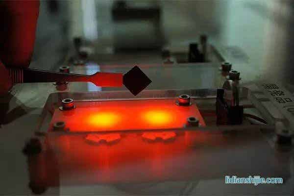 開發(fā)出來(lái)的GMS薄片以及連接兩個(gè)LED的超級(jí)電容（圖片來(lái)源：Hirotomo Nishihara）