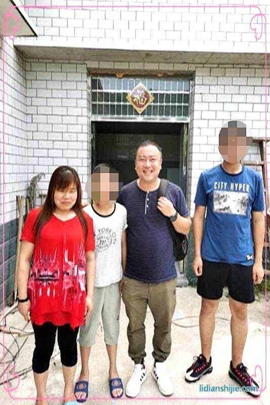 魏立榮先生和孩子一起去六1班郭*妍同學家慰問