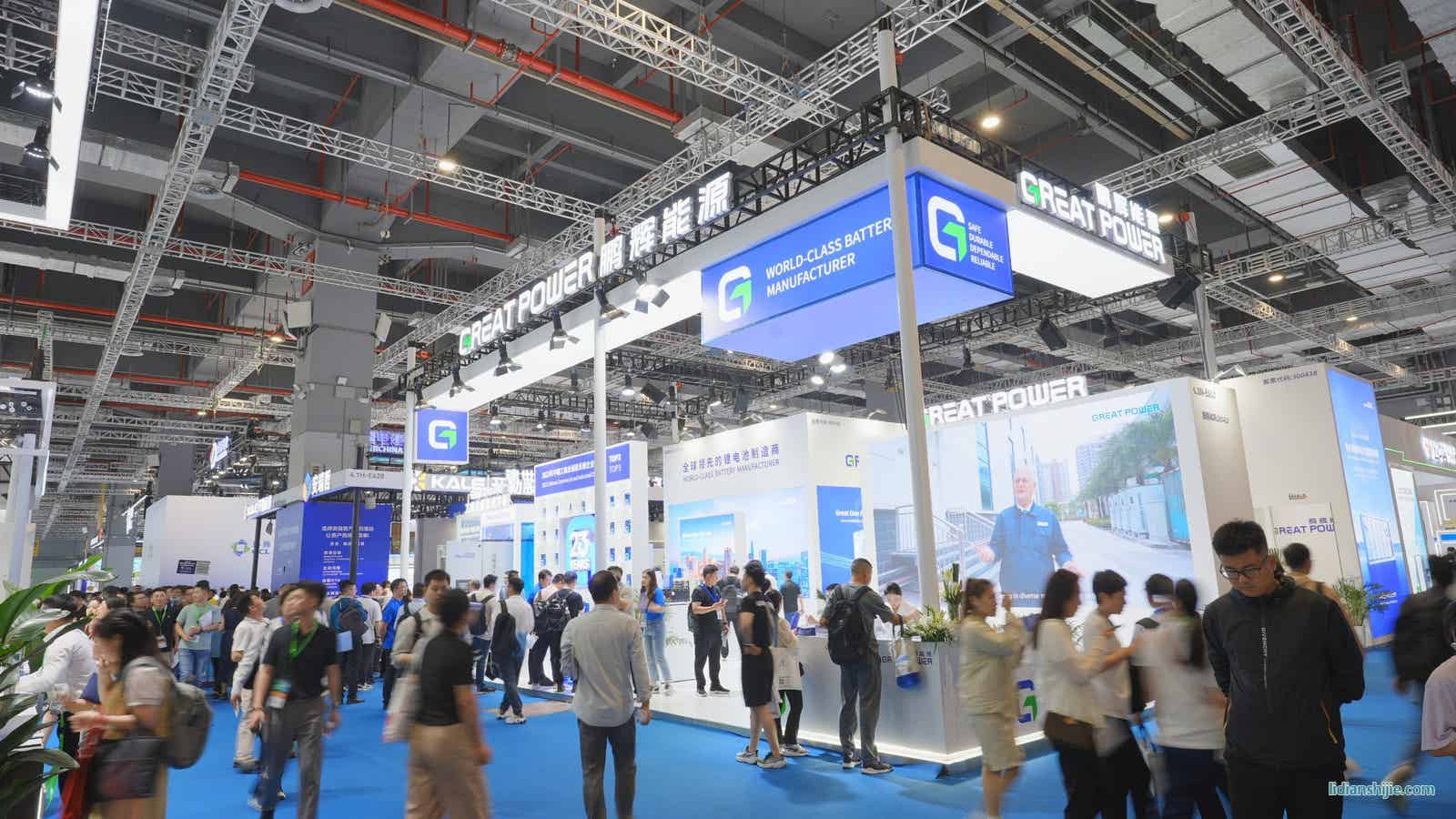 SNEC展會現(xiàn)場，鵬輝能源展臺人氣火爆