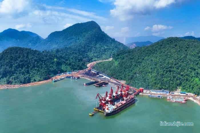 超萬金噸鎳產品在中偉印尼北莫羅瓦利產業基地園區碼頭裝載完畢