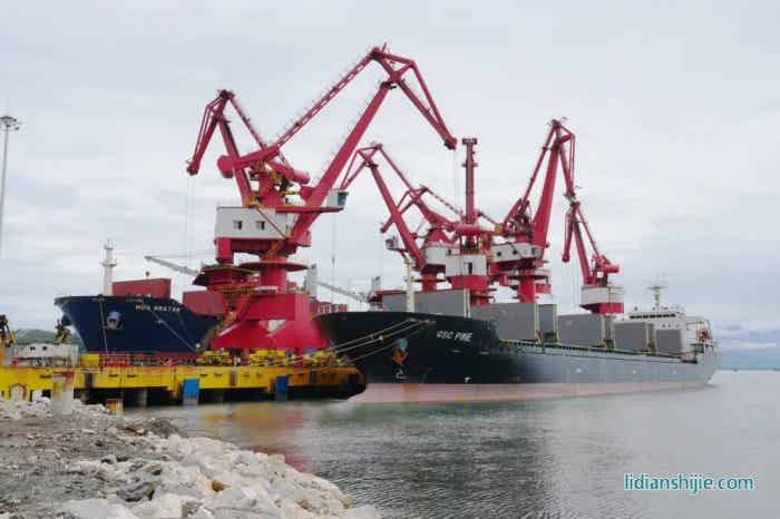 超萬金噸鎳產品在中偉印尼北莫羅瓦利產業基地園區碼頭裝載完畢