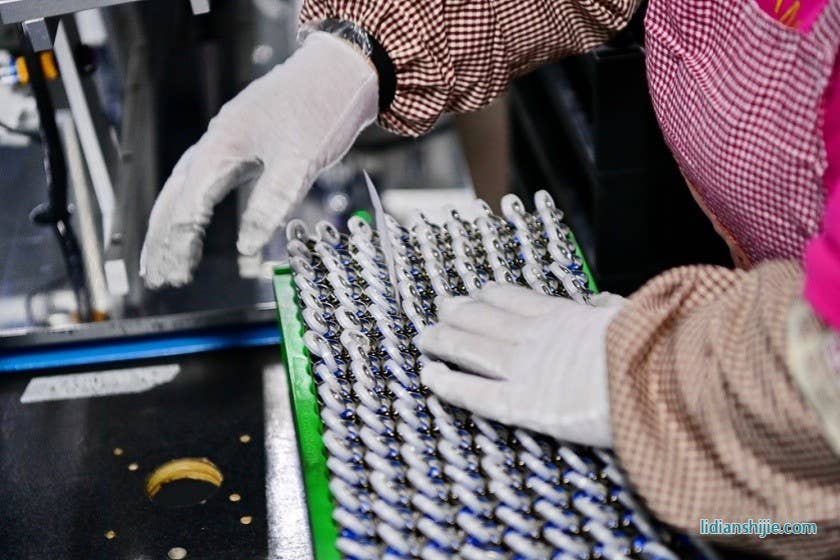 江西省撫州市一新能源科技公司鋰電池生產車間里,工人在加工出口的新能源鋰電池 江西省撫州市一新能源科技公司鋰電池生產車間里,工人在加工出口的新能源鋰電池