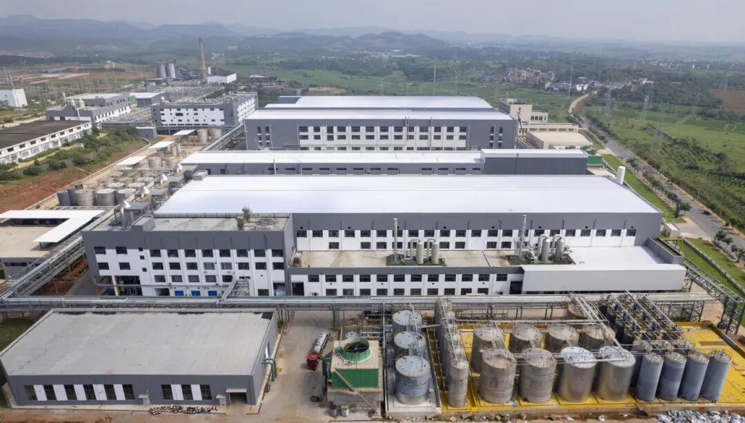 圖為贛鋒循環(huán)科技有限公司年產(chǎn)2萬(wàn)噸電池級(jí)碳酸鋰及8萬(wàn)噸電池級(jí)磷酸鐵項(xiàng)目現(xiàn)場(chǎng)，項(xiàng)目主要通過(guò)拆解退役電池，生產(chǎn)電池級(jí)碳酸鋰及磷酸鐵，實(shí)現(xiàn)綠電綠色循環(huán)。記者凌厚祥攝